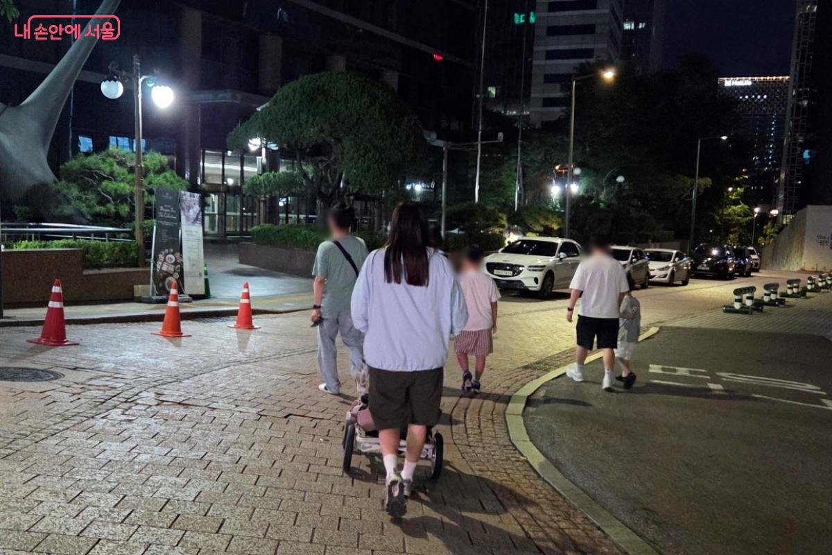 유아차를 끌고 가는 참가자도 불편함 없이 이동 가능한 코스다. &copy;김미선