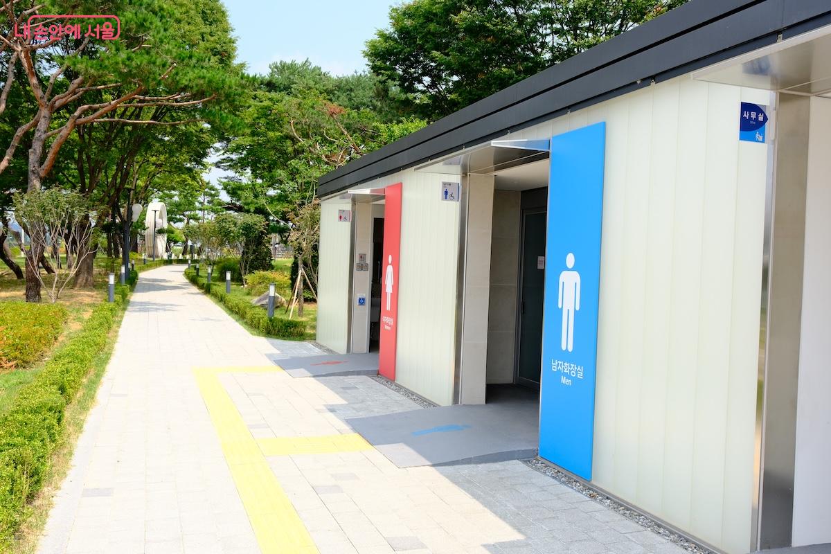 고속도로 휴게소 화장실이 연상되는 쾌적하고 깔끔한 화장실도 함께 조성되어 있다. &copy;서지희