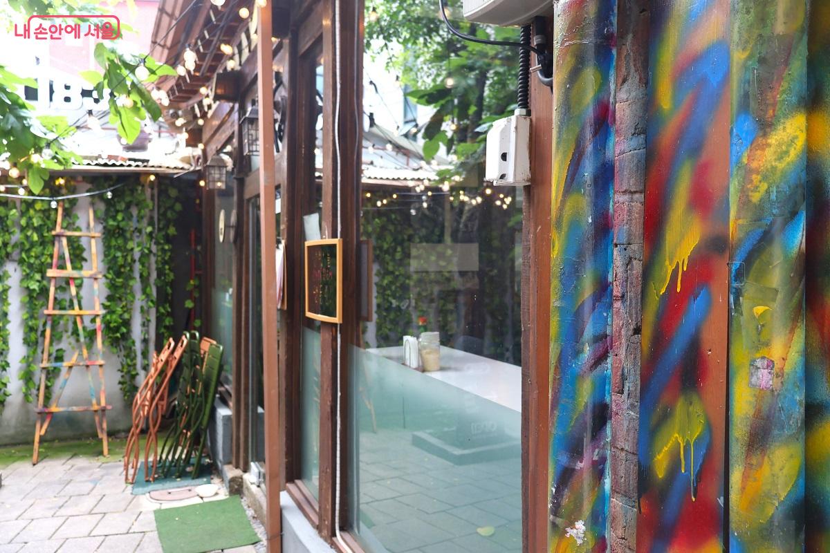 알록달록한 그래피티가 눈길을 사로잡는 작은 골목 &copy;이봉덕