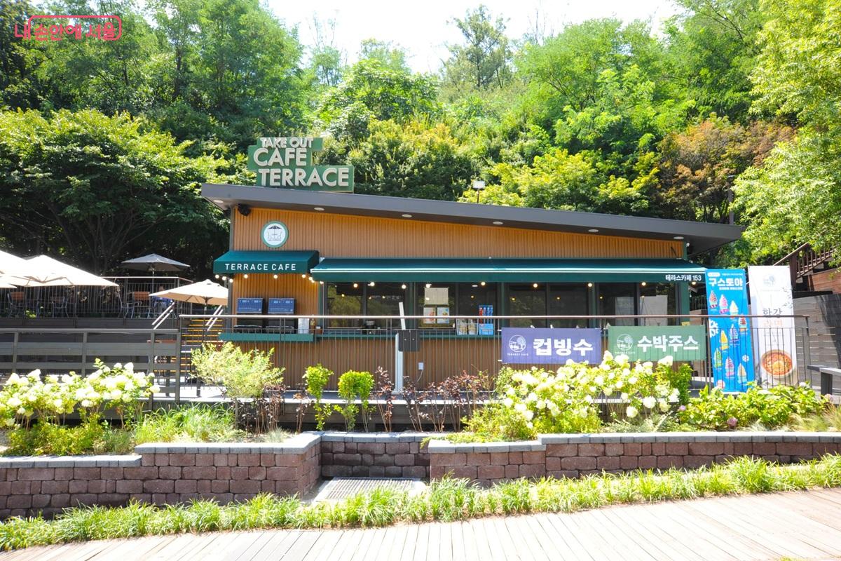 오패산 쪽 야외 데크 공간의 카페 &copy;조수봉