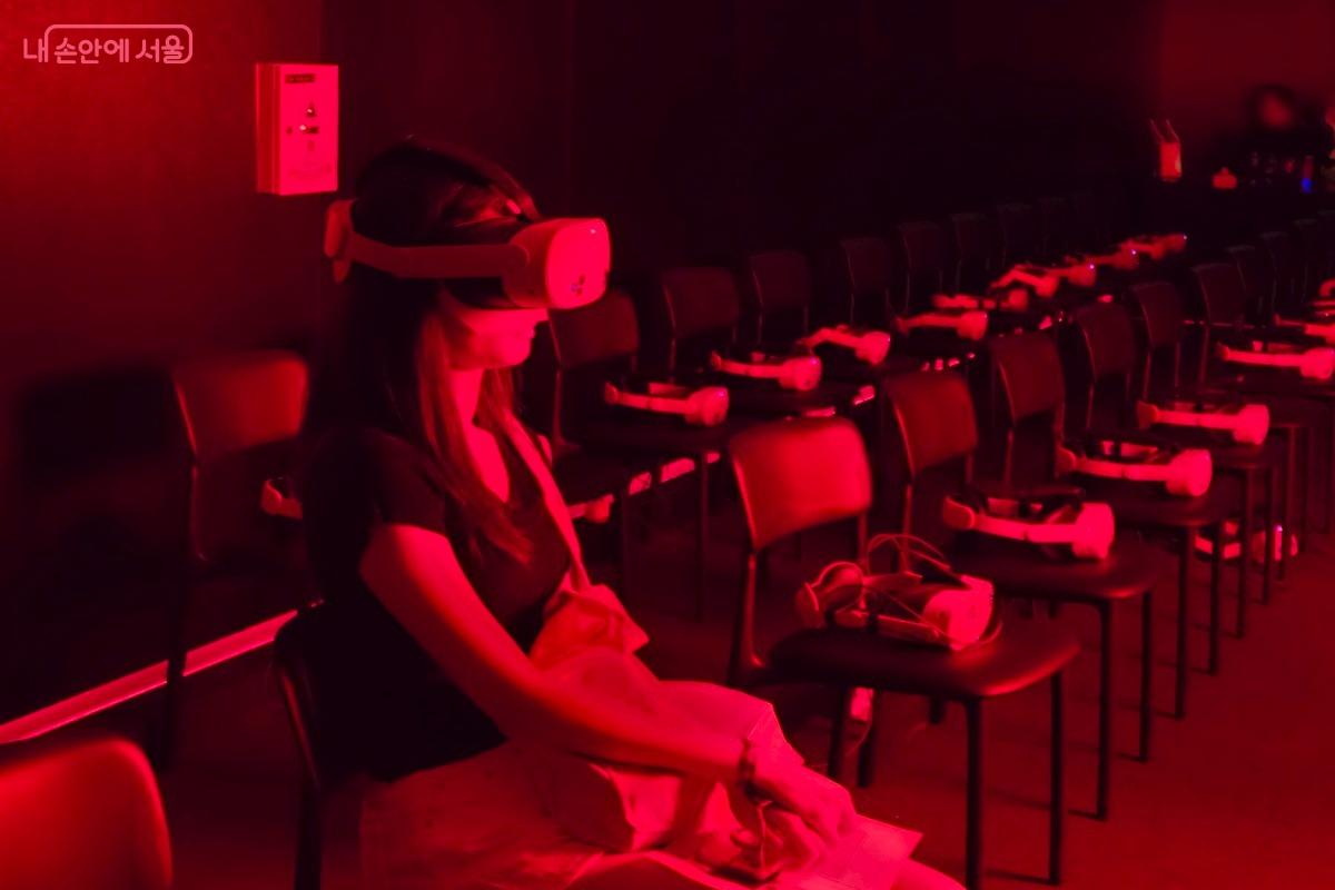 VR 헤드셋을 착용하면 빅뱅의 공연을 눈앞에서 만나는 듯한 몰입형 체험이 이어진다. ⓒ김은주