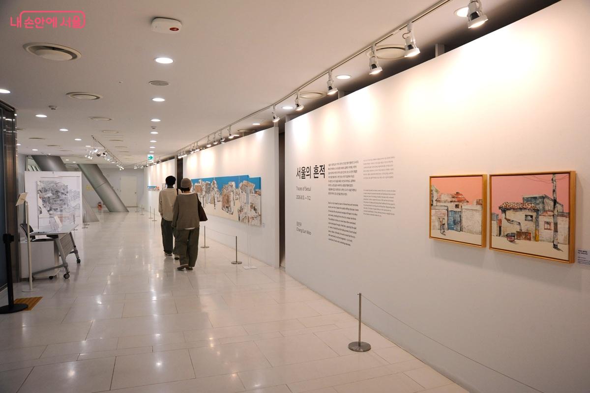 장은우 작가의 <서울의 흔적>전이 열리고 있는 8층 ‘하늘광장 갤러리’ ©조수봉