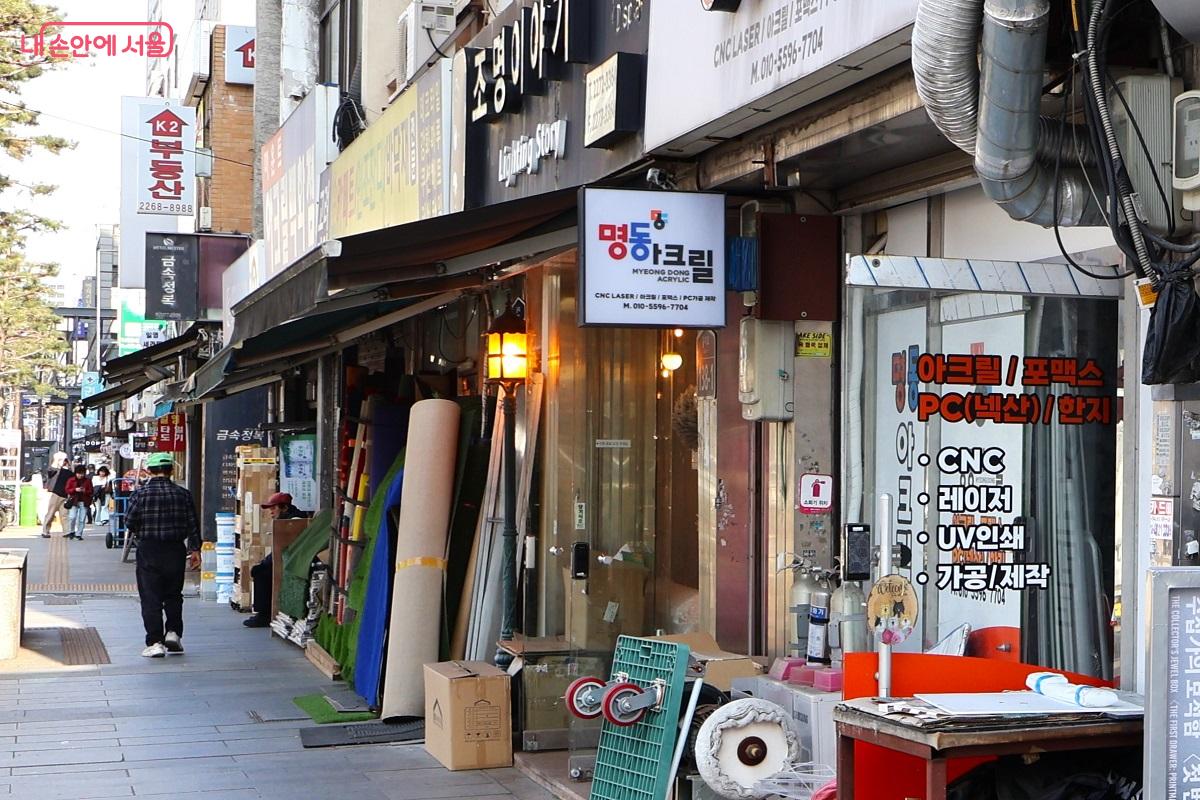 조명과 아크릴 상가가 밀집한 을지로의 오래된 거리 &copy;이봉덕