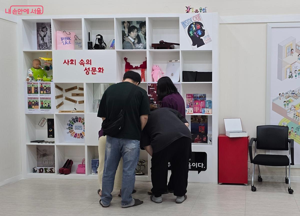 가족이 함게 방탈출 미션을 진행 중이다. &copy;조성희