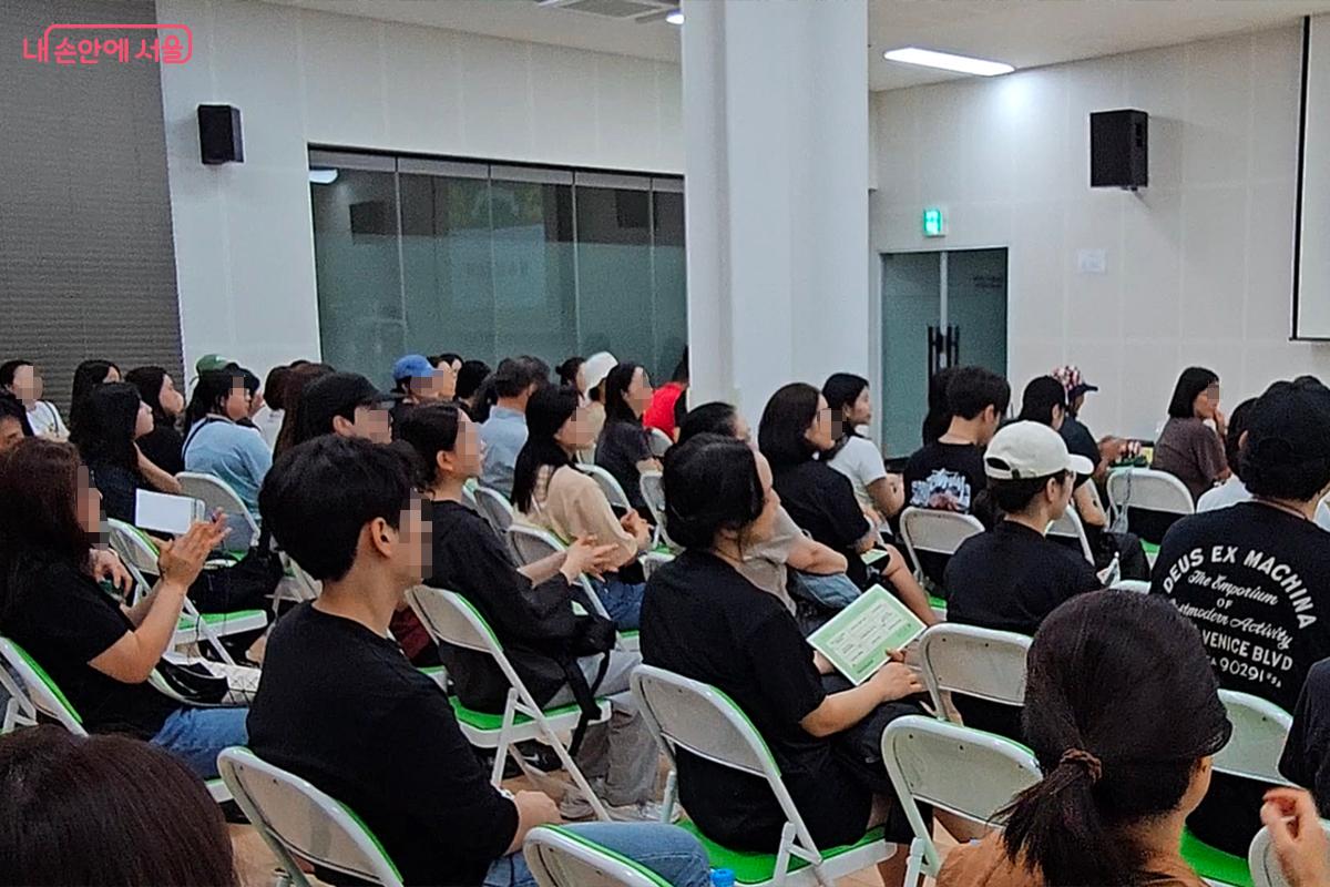 가드닝 크루에 참가한 시민들이 전문가의 설명에 귀를 기울이고 집중한다. ©오도연