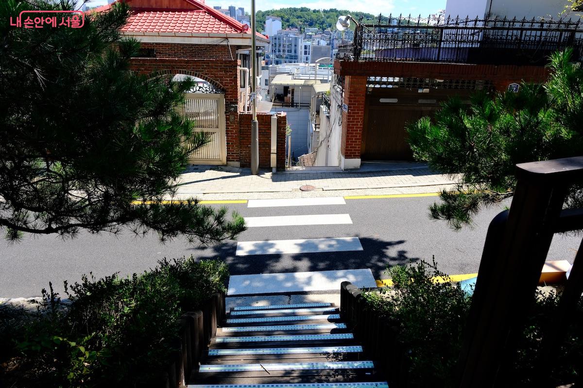 언제든 성곽마을로 다시 내려갈 수 있어 접근성도 뛰어난 성곽길이다.