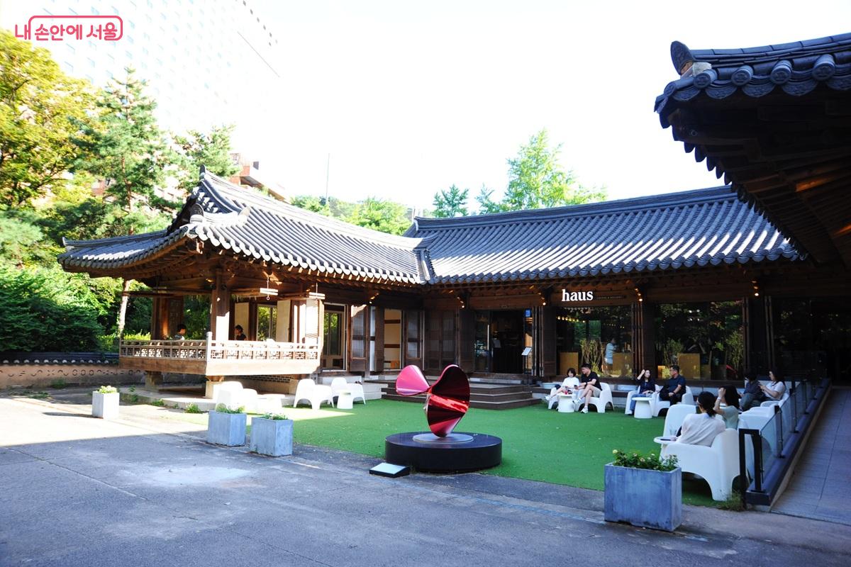 장충단공원 내 한옥 카페인 &lsquo;하우스커피 엔 디저트&rsquo; &copy;조수봉
