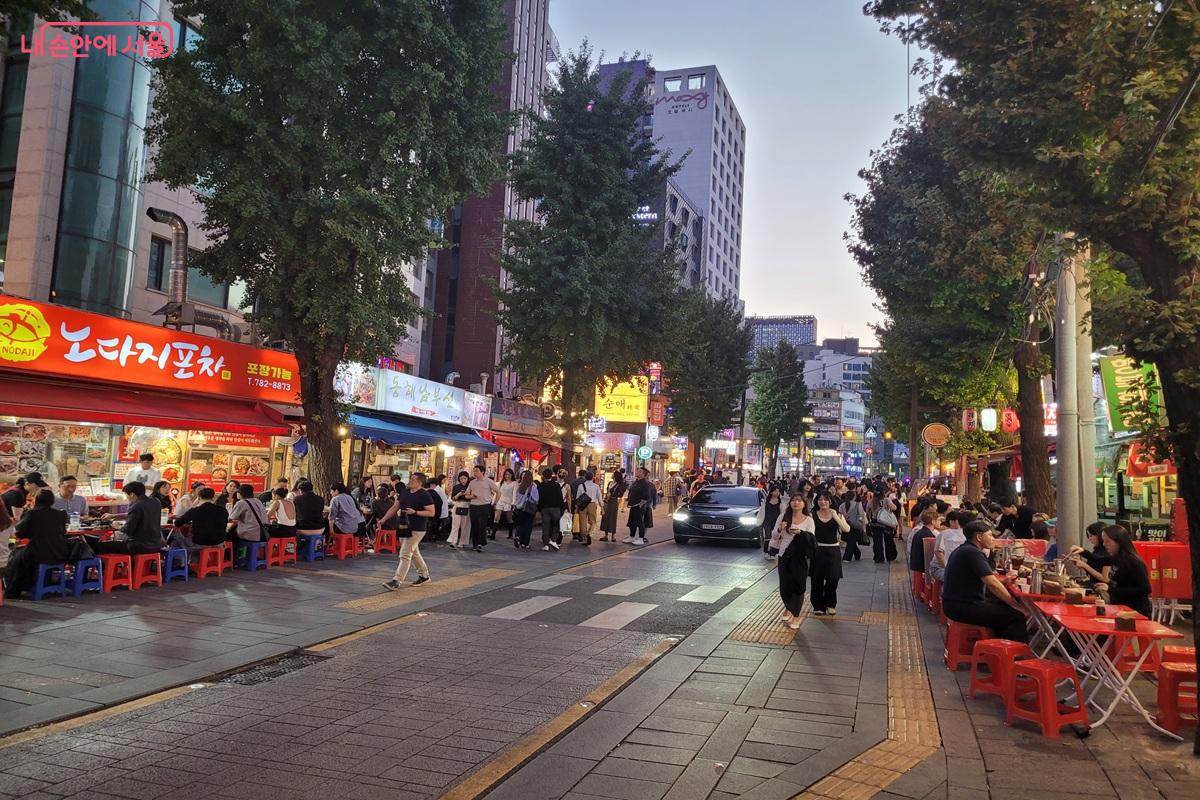 저녁이 되자 젊은이들이 야외 테이블을 채우며 종로3가 포장마차 거리에 활기를 더했다. &copy;조연