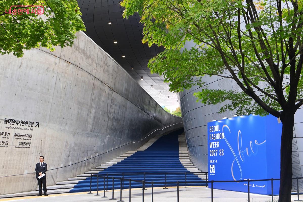 포토존 못지않은 DDP 아트홀 입구 야외 계단 &copy;이봉덕