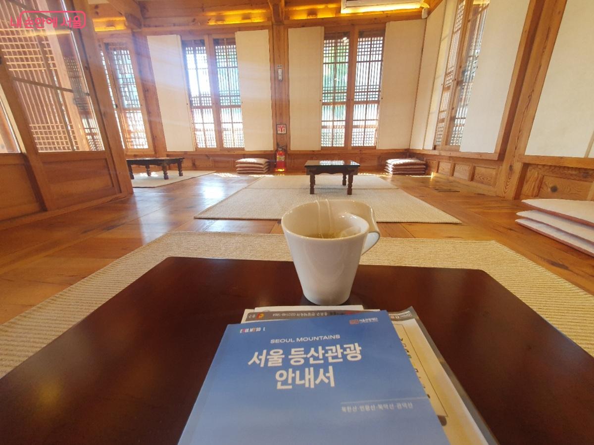 한옥휴식라운지에서 내·외국인에게 무료로 제공되는 한방차 ©김병규