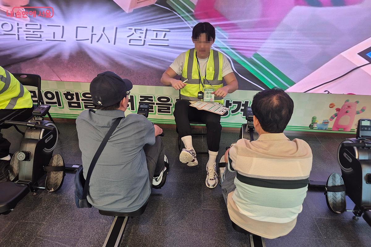 상&middot;하체와 코어를 모두 사용하는 최고의 전신 유산소 및 근력 운동 기구 '로잉머신' 