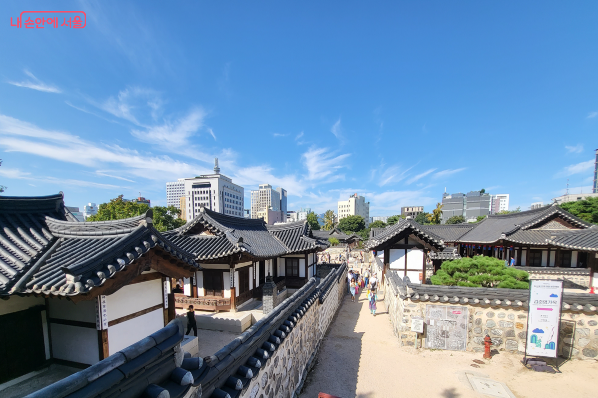 골목에서 바라본 남산골한옥마을 전경 ©김주희