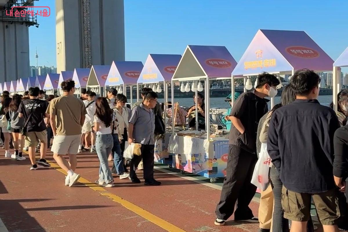 잠수교를 따라 구경하는 수공예품 &copy;임수영
