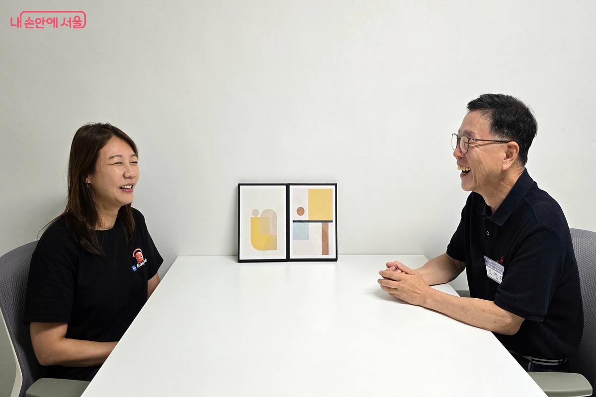 시니어 특화 교육을 듣고 있는 고정재 씨(우)와 전혜진 씨(좌) &copy;김윤경