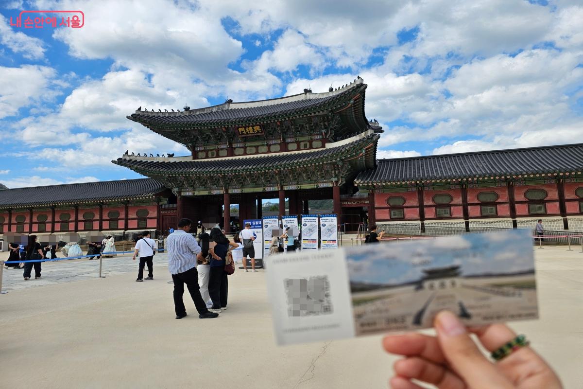 무인발권기를 통해 빠르게 입장권을 발권할 수 있다. &copy;염지연