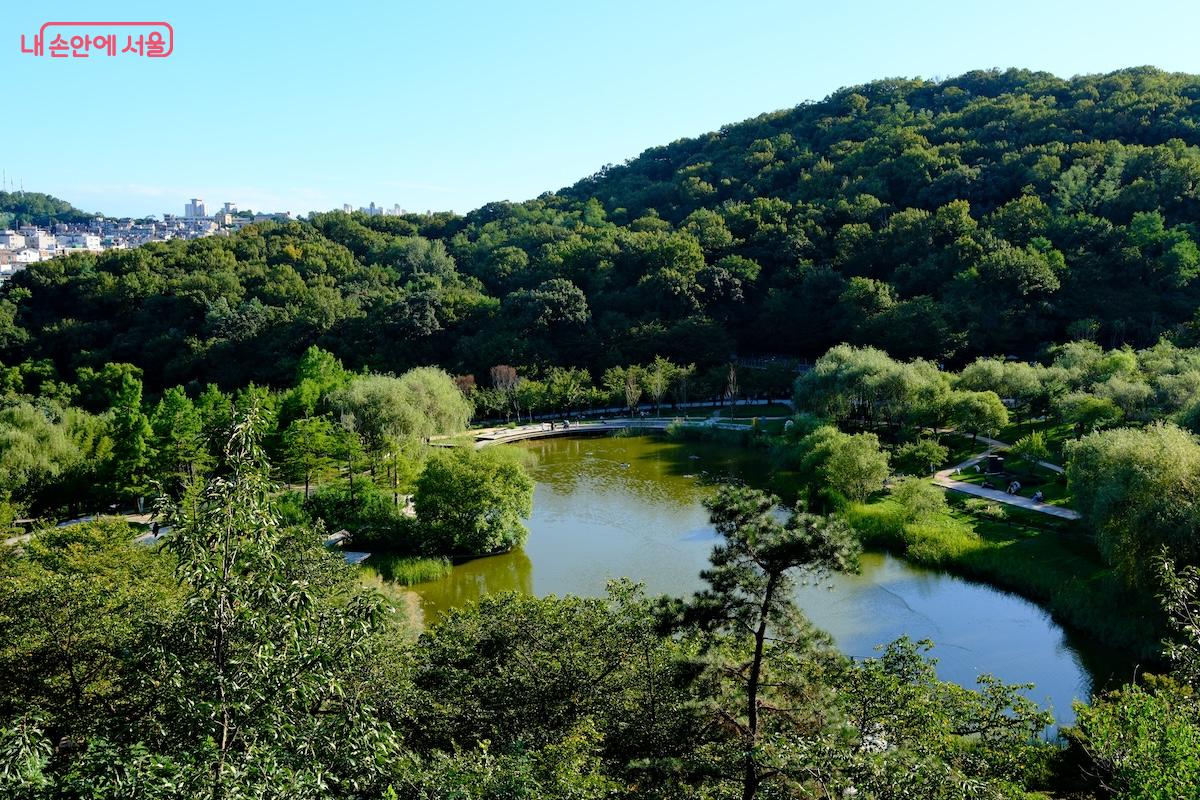 전망대에서 바라본 월영지와 북서울꿈의숲 &copy;서지희