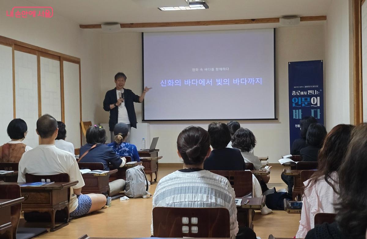 이주헌 미술평론가의 강연 모습 &copy;조성희