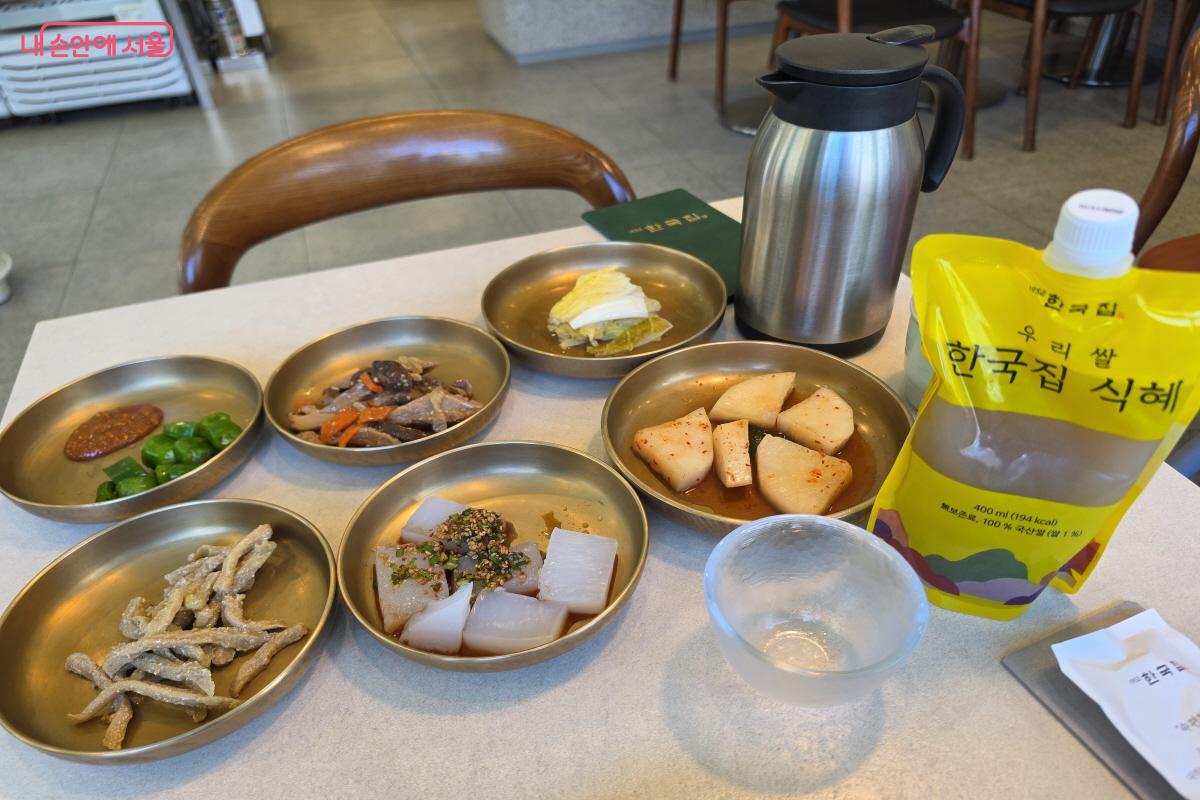 먼저 나온 밑반찬과 주문한 식혜 ⓒ조수연