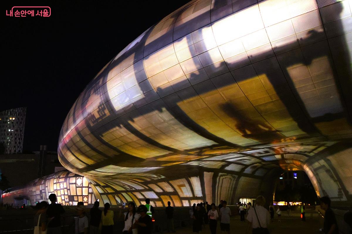 DDP의 외벽을 다채롭게 물들이는 미디어파사드 축제가 시작됐다. &copy;이봉덕