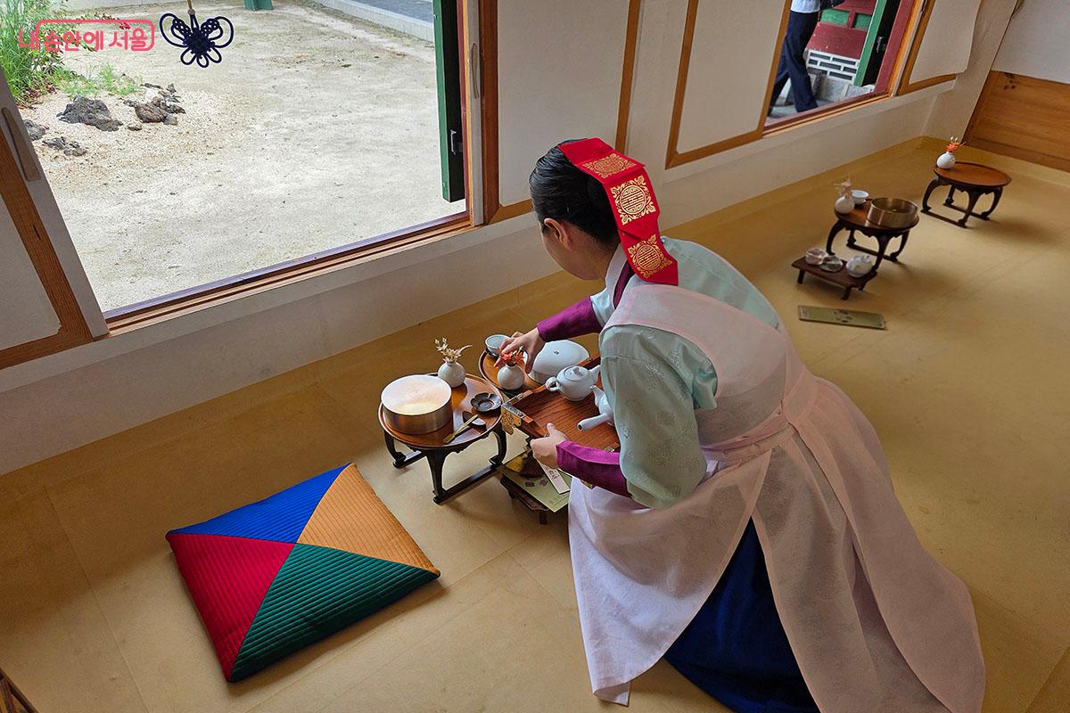 궁중 다과와 따뜻한 약차를 도담상에 정성스레 차려내는 나인 &copy;이정민