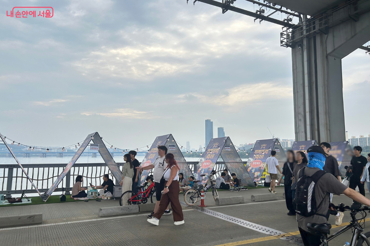 달빛소풍 쉼터 텐트에 앉아 휴식을 취하는 사람들 &copy;류한민