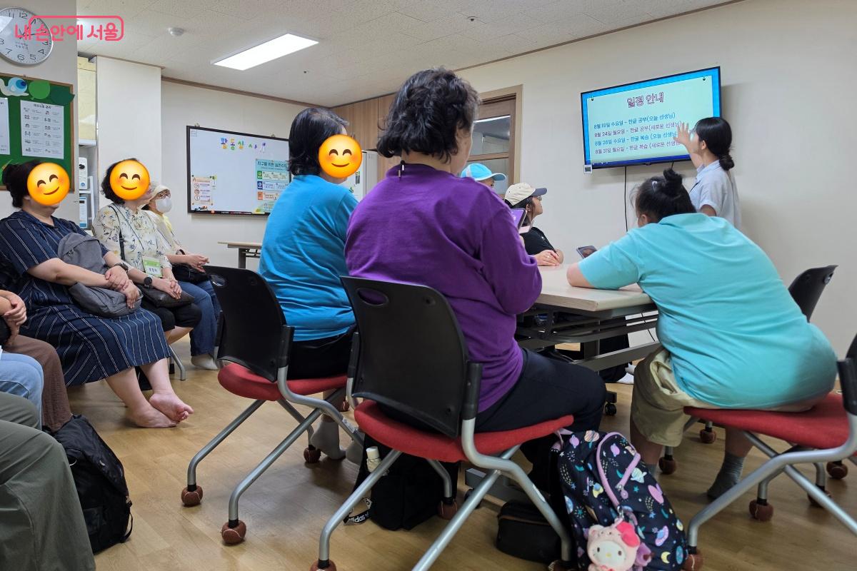 발달장애인 문해교육 수업을 참관하는 수강생들 ©박승식