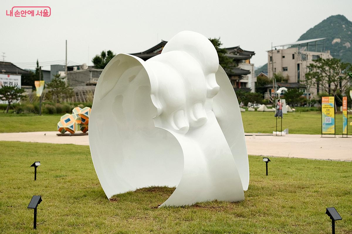 차현주 작가의 &lsquo;열린 손&rsquo;, 2026 &copy;김아름