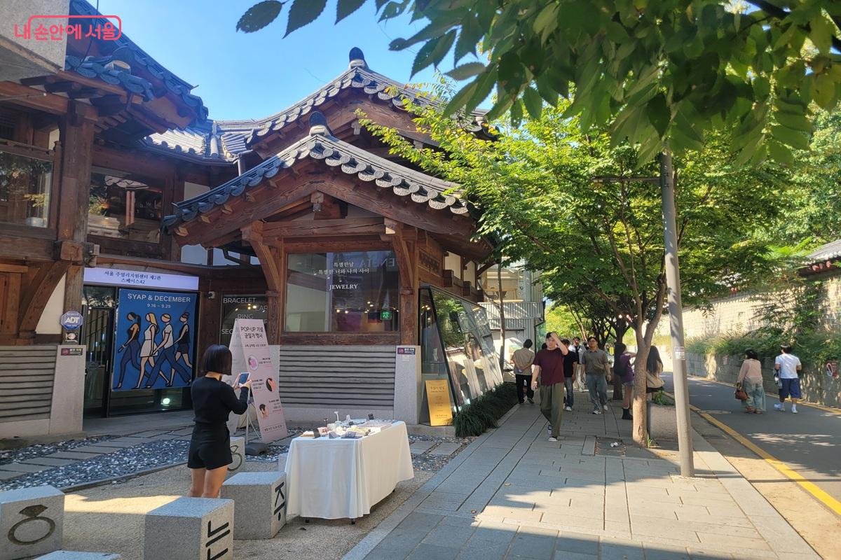 한옥과 주얼리 숍이 어우러진 서순라길의 풍경도 종로3가의 변화를 보여준다. &copy;조연