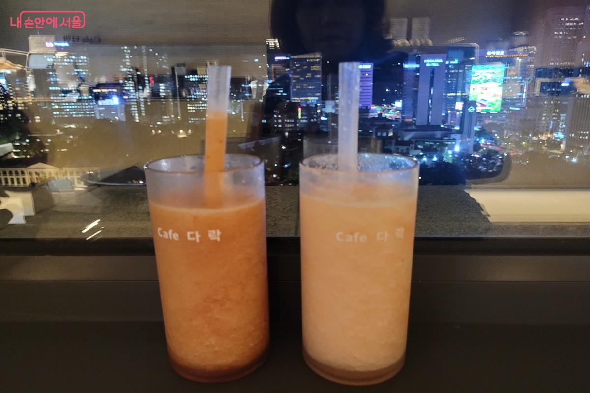 ‘카페다락’ 창가에서 시원한 음료를 마시며 서울의 야경을 감상했다. ©조연