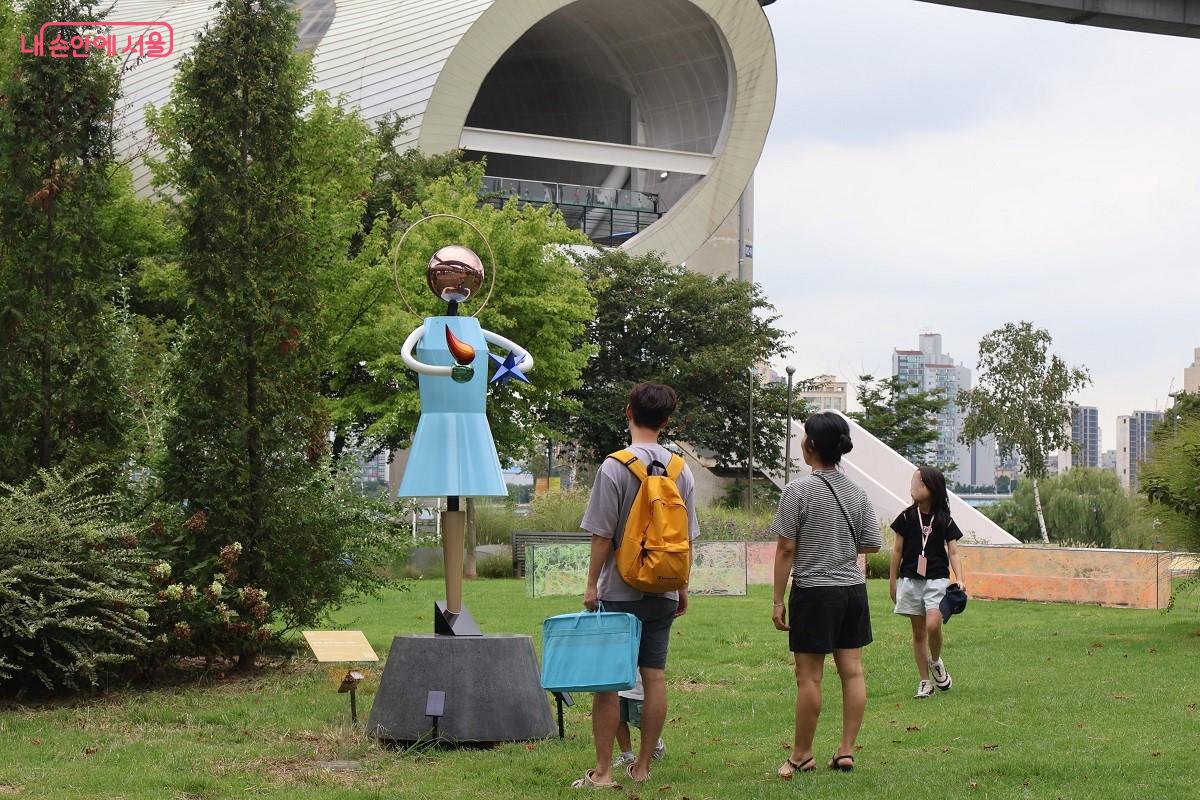 작품을 관람하며 잔디밭을 거니는 시민들 &copy;이봉덕