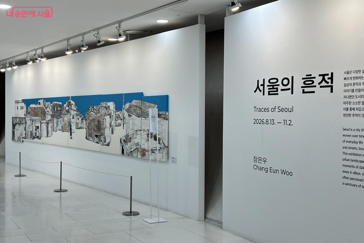엘리베이터에서 내려 8층 하늘광장 갤러리에서 바로 전시를 볼 수 있다. &copy;박지영