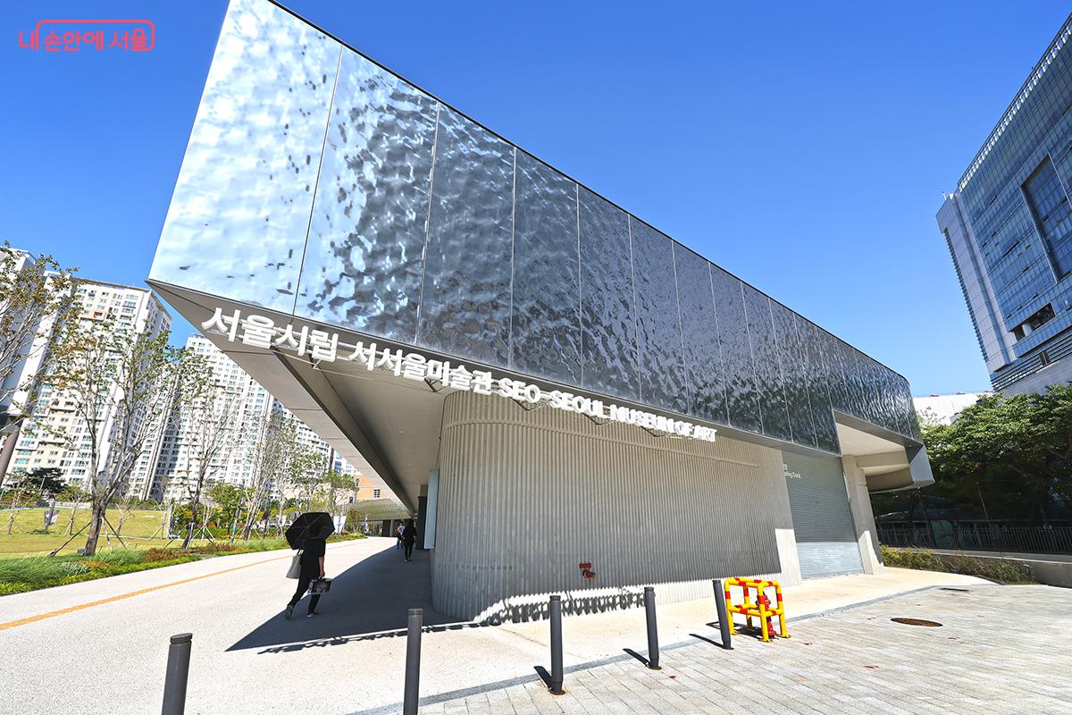 파란 하늘 아래 독특한 형태의 건축물이 자리했다. &copy;김주연