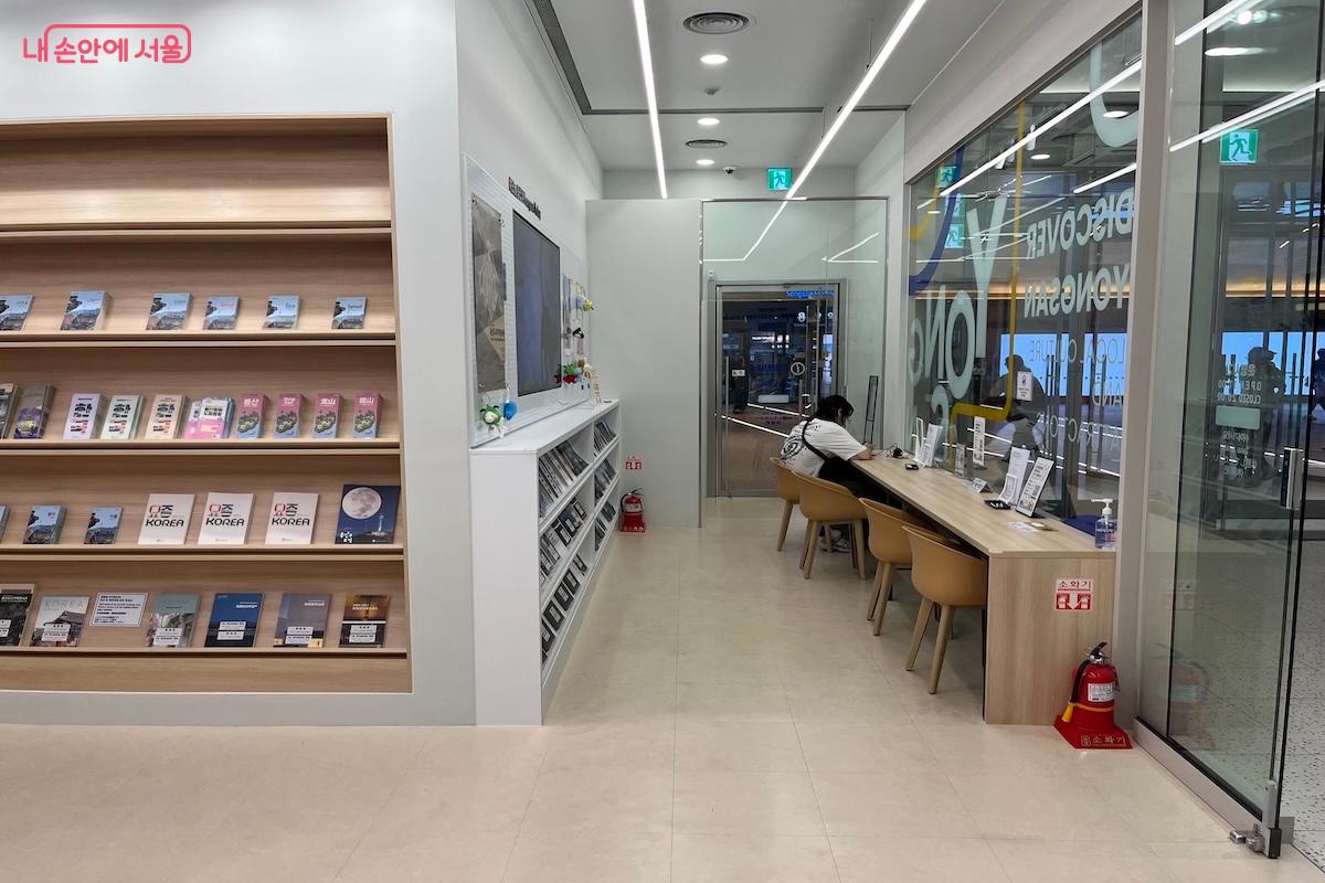 잠시 여독을 풀며 용산 관광 정보를 습득할 수 있다. &copy;서지희