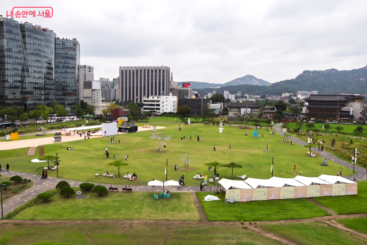 드넓은 열린송현녹지광장에 다채로운 작품들이 흩어져 있어 풍성한 볼거리를 선사한다. ©이봉덕