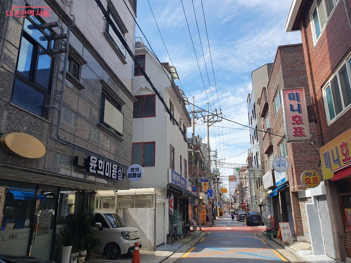 '소상공인안심벨'이 설치된 1인 점포가 많은 관악구 신림동 '관악뷰티거리' &copy;엄윤주