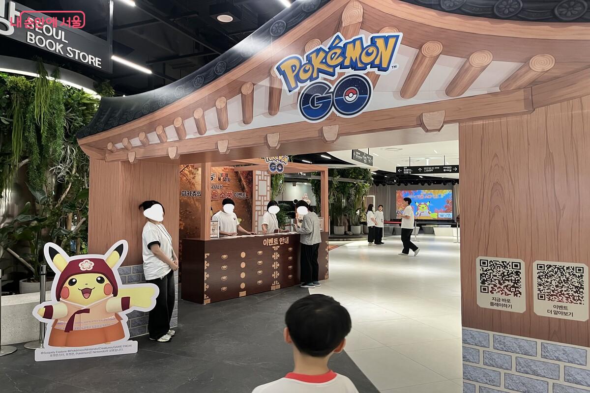 전통 기와지붕으로 꾸민 &ldquo;Pok&eacute;mon GO&rdquo; 이벤트 부스 &copy;장지영