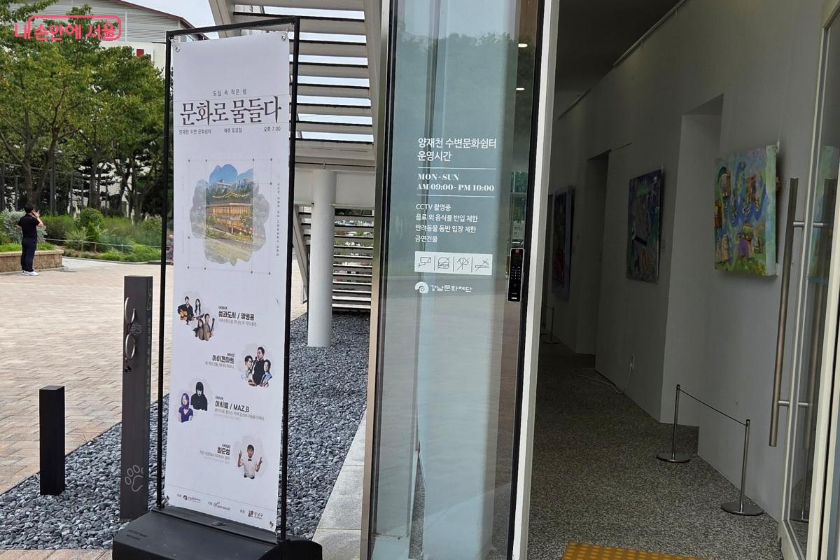 작은 공간에 전시된 작품을 감상할 수도 있다. &copy;김미선