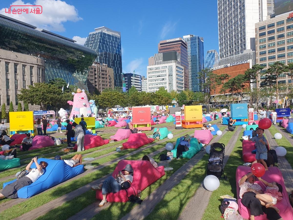 혹서기 휴장을 지나 하반기 &lsquo;책읽는 서울광장&rsquo;이 9월 4일부터 운영을 재개했다. &copy;엄윤주