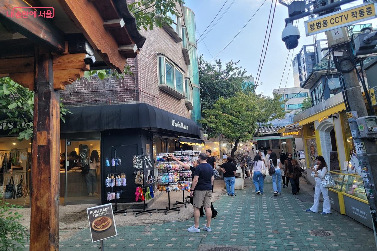 익선동 한옥거리를 찾은 시민과 관광객들로 좁은 골목이 북적인다. &copy;조연