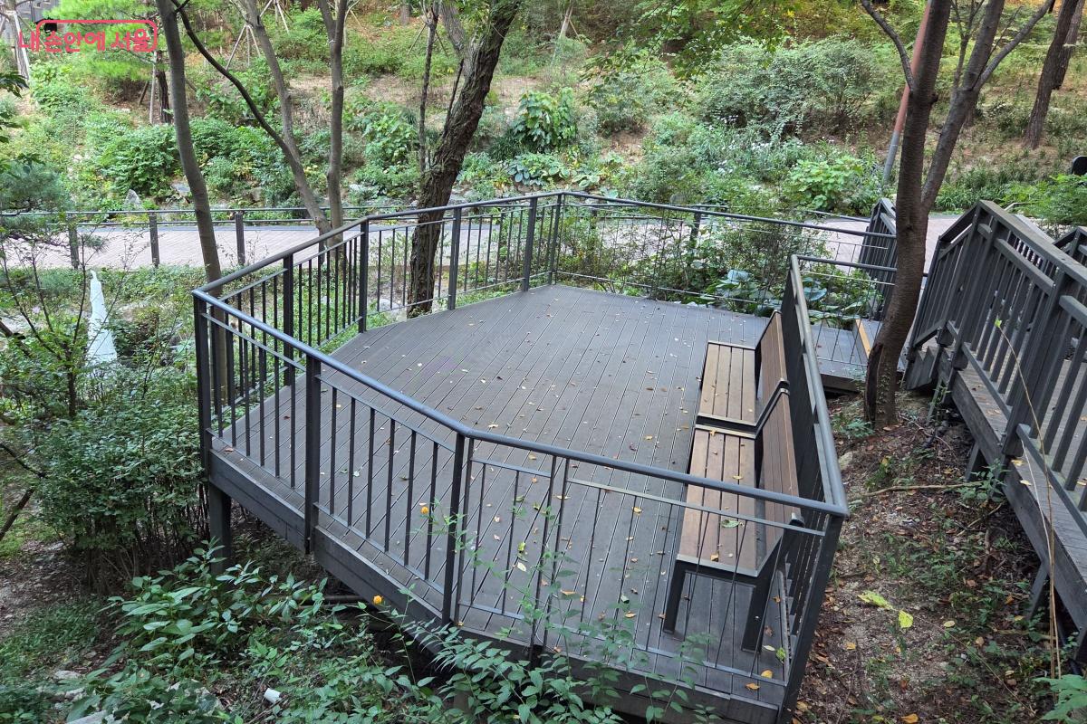 물빛정원과 계류쉼터 데크 공간은 누구나 편하게 쉴 수 있는 쉼터다. &copy;김미선