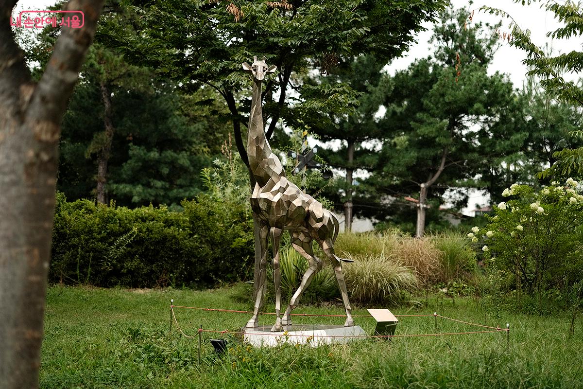 조정래 작가의 &lsquo;다면체 기린&rsquo;, 2023 &copy;김아름