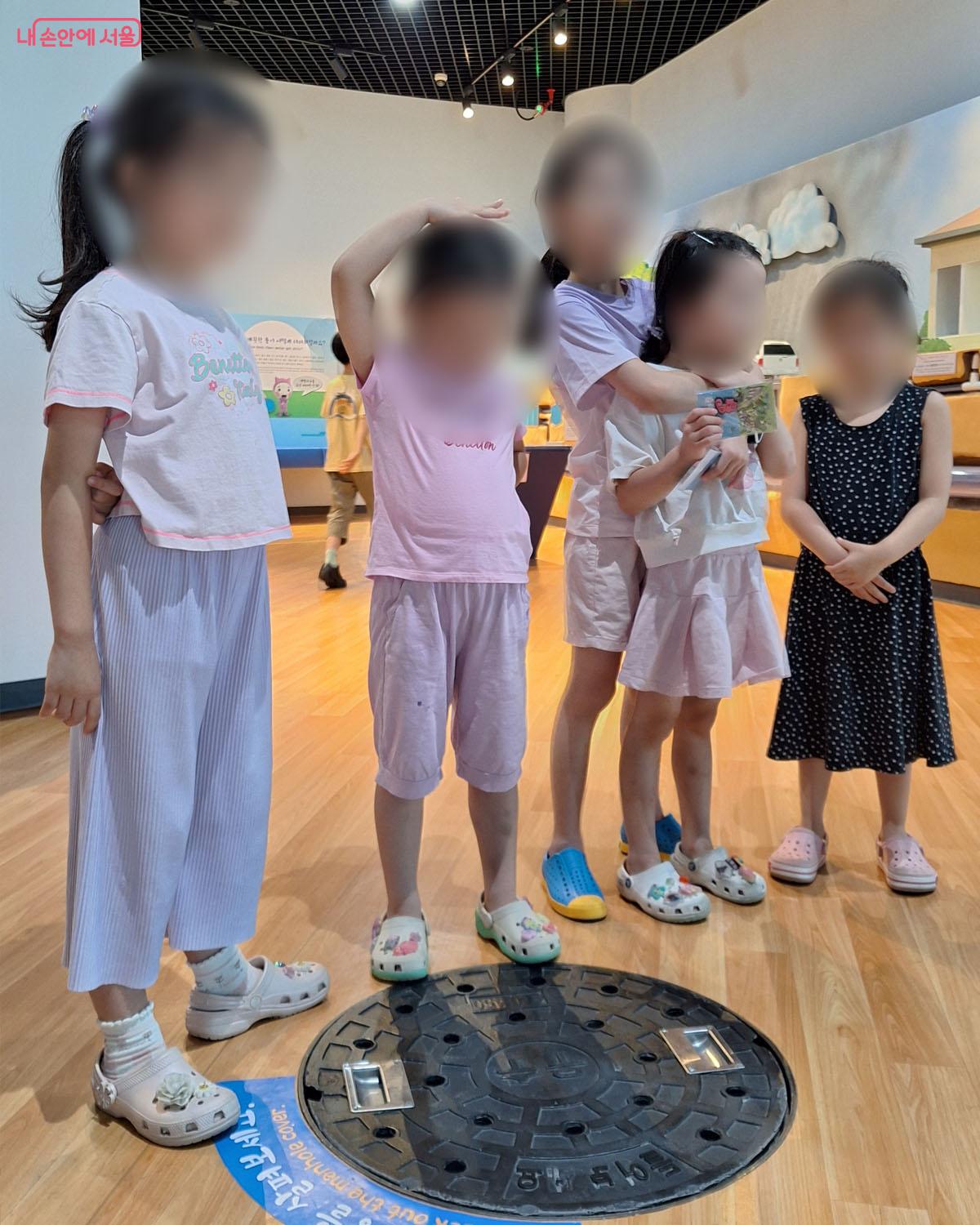 아래쪽에 맨홀이 보인다. 아이들은 신기한듯 맨홀을 쳐다보며 해설을 듣고 있다.