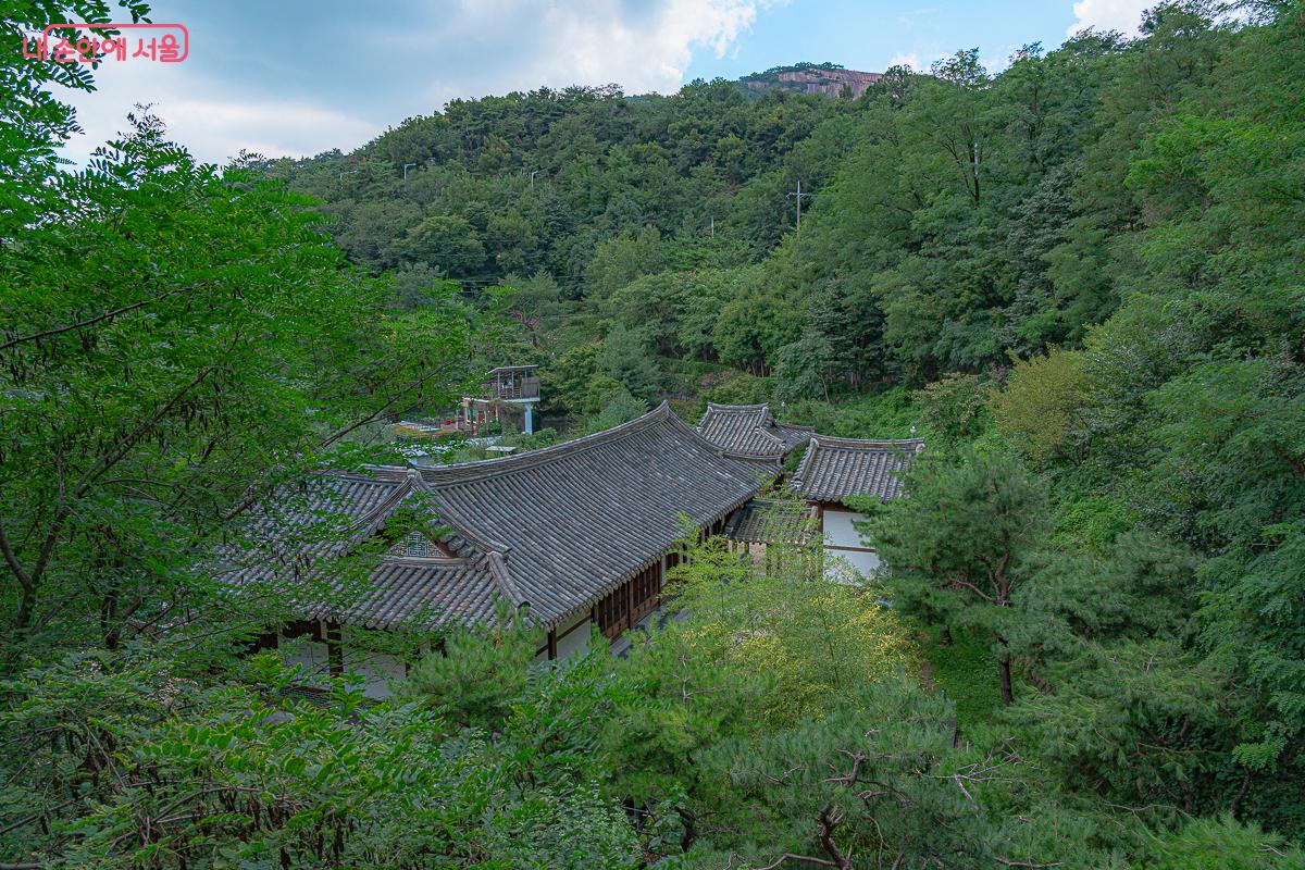 청운문학도서관의 전경을 한눈에 볼 수 있다. &copy;김지연