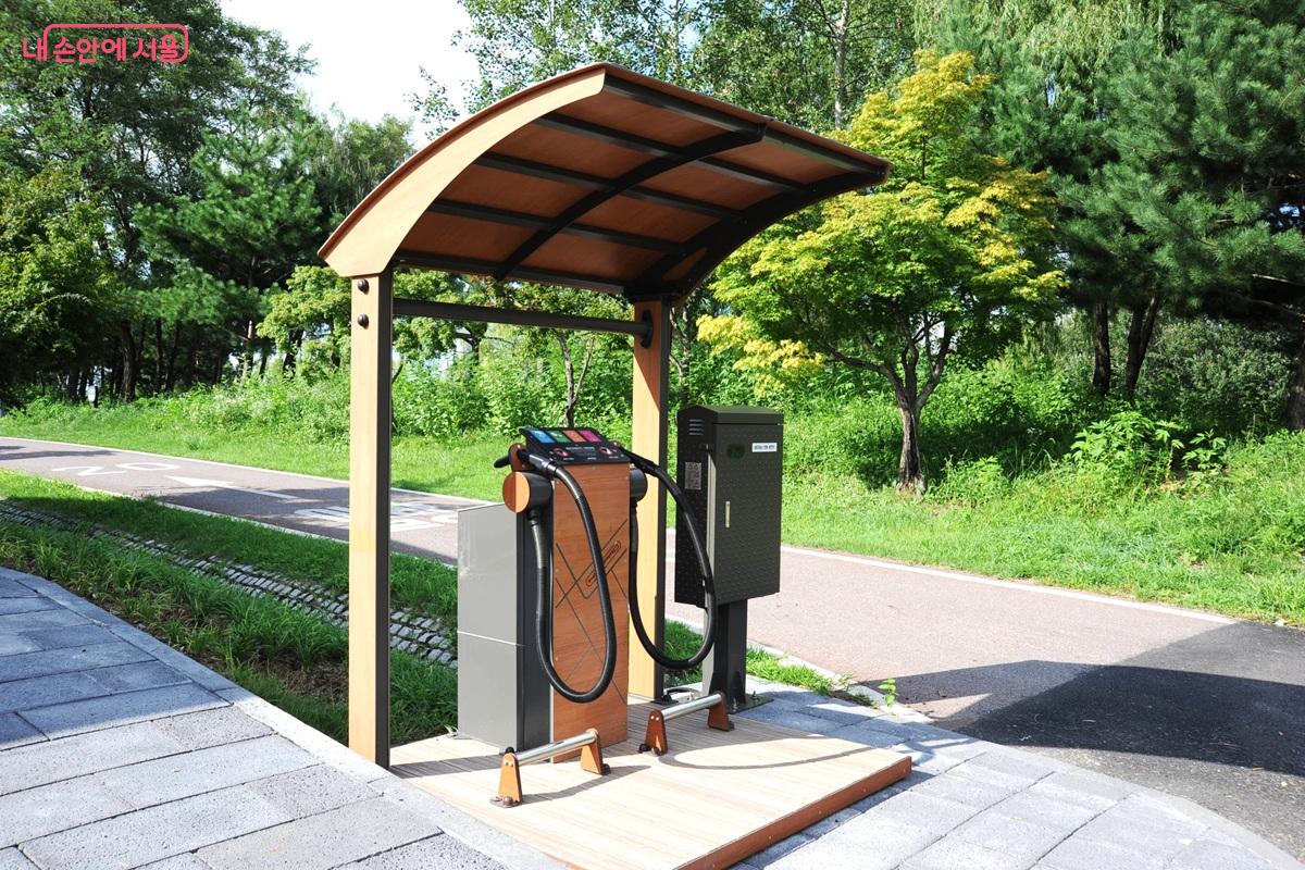 클럽하우스 옆에 설치된 흙먼지털이기 &copy;조수봉