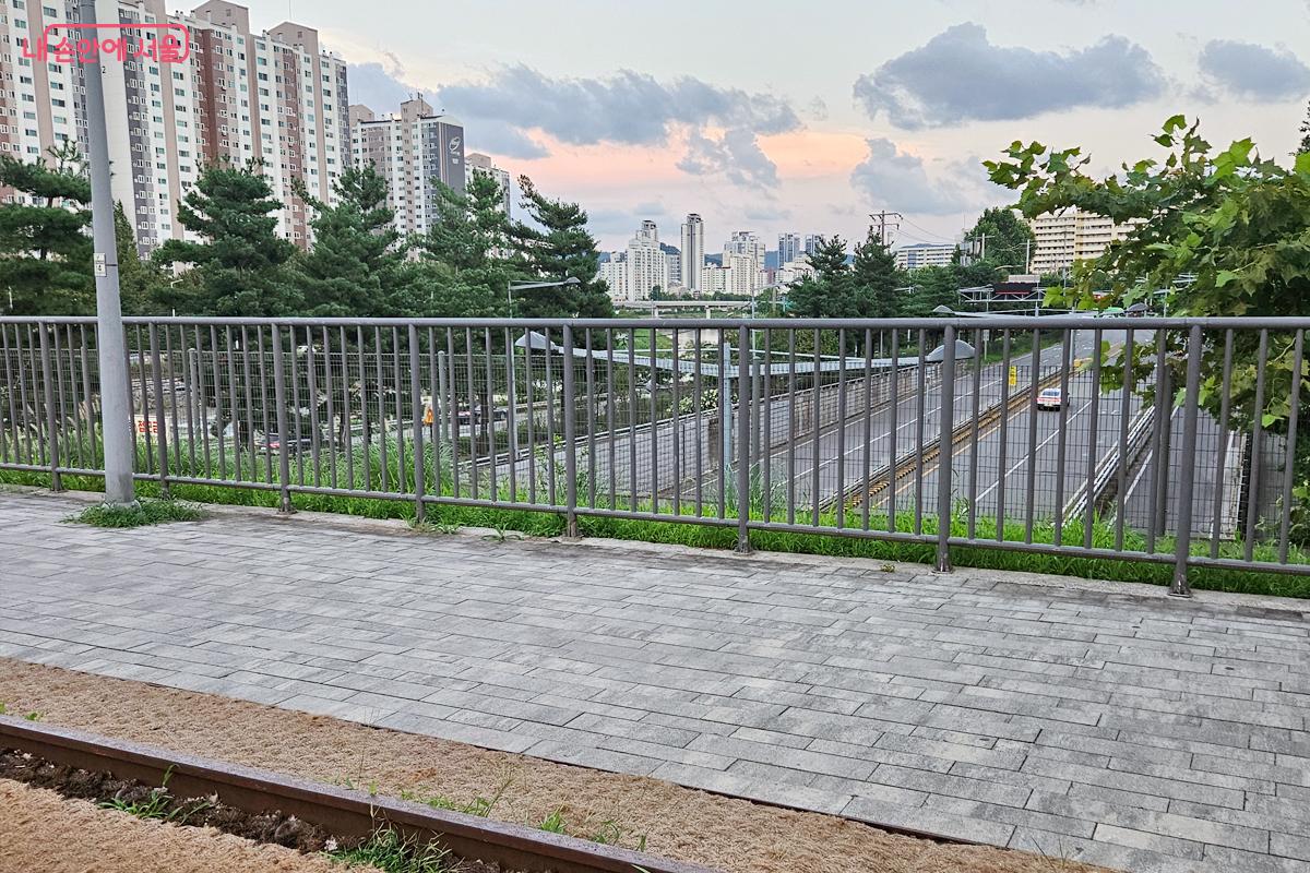 철길 아래로 보이는 도로와 하늘 풍경
