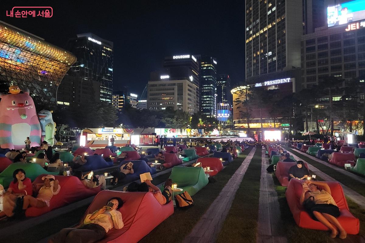 서울광장 야외도서관 빈백에서 독서와 휴식을 즐기는 시민들 ©조연