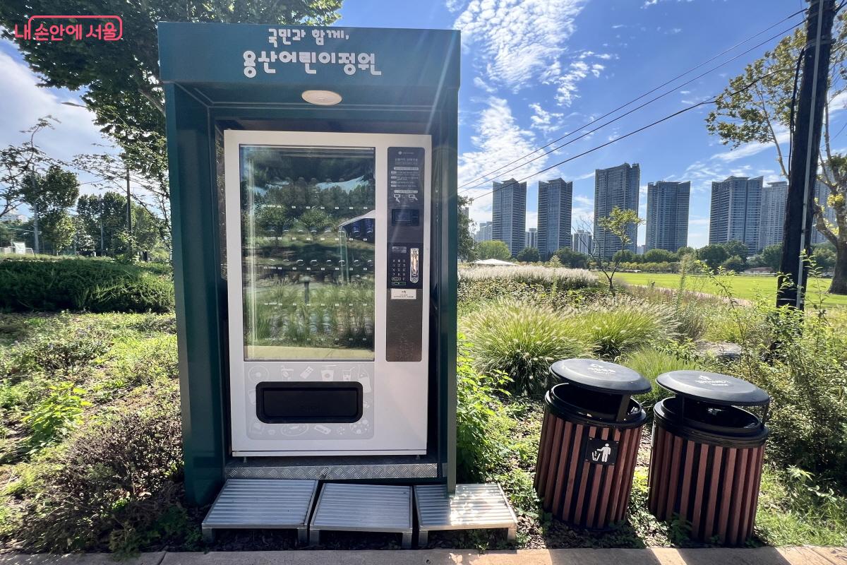 공원 실내외 곳곳에 음료 자판기가 있다. ⓒ박지영
