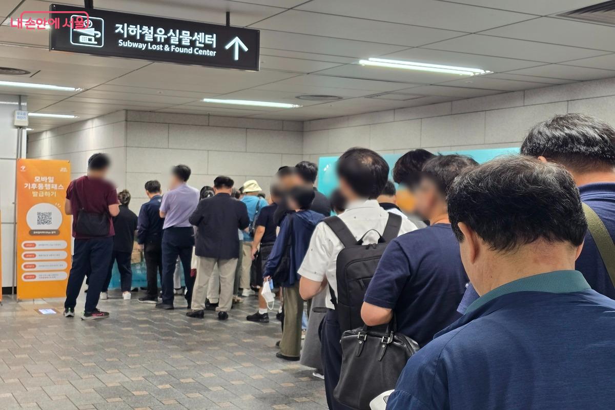 시청역에 마련된 기후동행패스 홍보부스. 카드 교환부터 앱 설치와 등록까지 도움받을 수 있다. ⓒ김은주