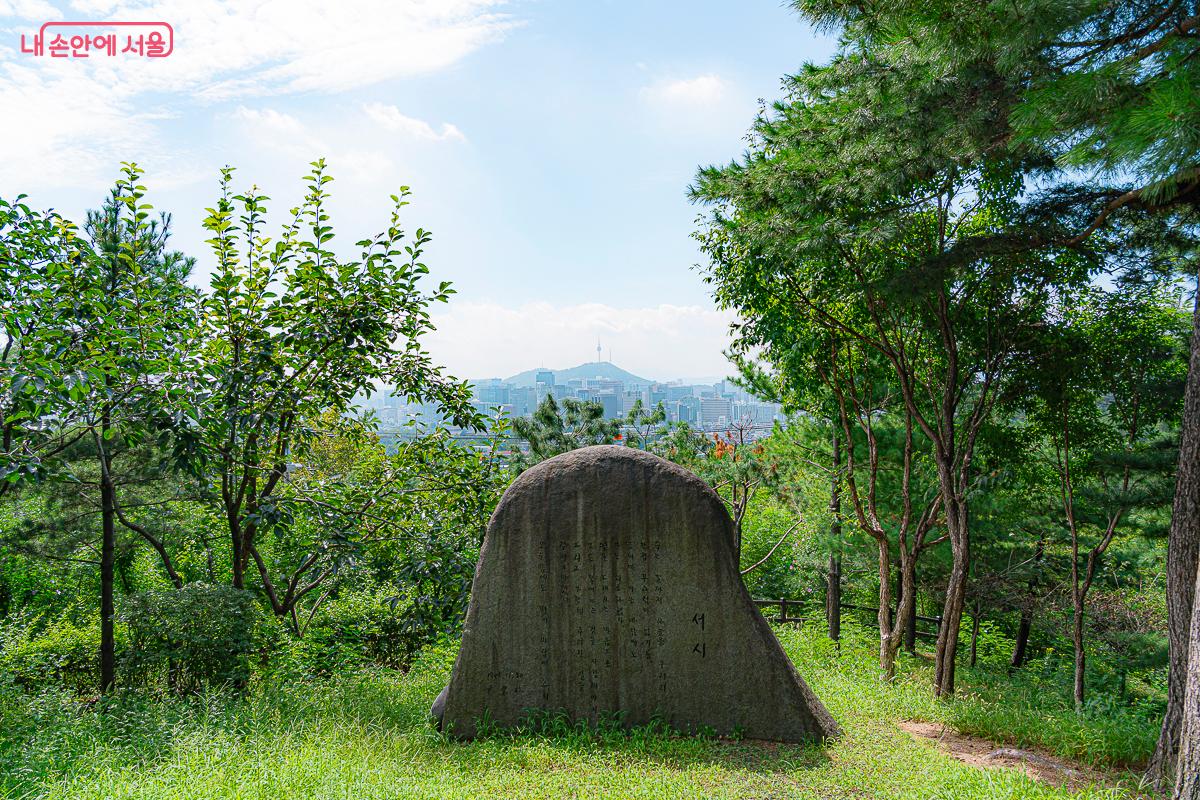 윤동주 시인의 언덕에서는 서울의 풍경이 한눈에 바라다보인다. &copy;김지연