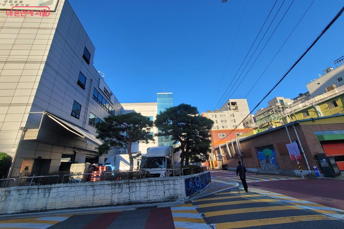 '대동몰드&리빙' 공장 화장실에도 비누 조각 작품이 설치돼 있다. ©박미선